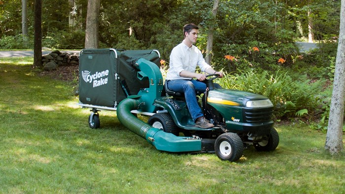 Cyclone leaf bagger outlet